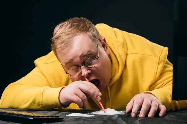 Vyčerpaný opilý předávkovaný chlap oblečený ve žluté mikině, čichá k drogám — Stock fotografie