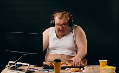 Komik adam bilgisayar oyunlarına ve fast food 'a bayılır.