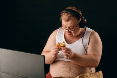 Ne yazık ki. Burger tutan duygusal üzgün bir adam