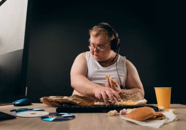 Tembel ve oburun tekinin bilgisayar başında geçirdiği hafta sonu.