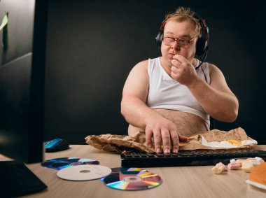 Tembel adam en sevdiği filmi izliyor.