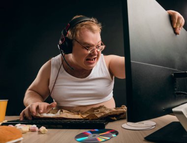 Bir adam, ekranın donması kadar kızgın.