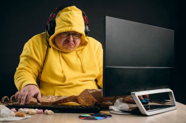 Bilgisayarla ilgili sorunları olan sinirli bir adam.