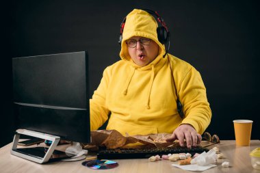 Şişman adam vaktini boşa harcıyor. Fotoğrafı kapat.