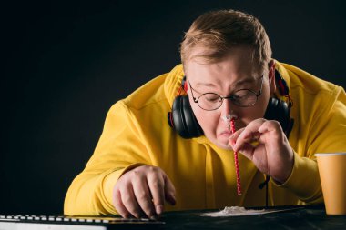 Şişman adam yoksunluk çekiyor.