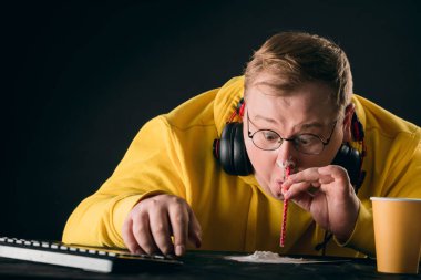 Uyuşturucunun aileden ve işten daha önemli olduğunu düşünen bir adam.