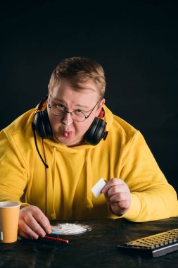 Adam uyuşturucudan memnun. Yakın plan portre. Stüdyo çekimi