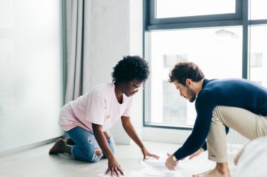 Mutfakta dijital tablet kullanırken mutlu çift faturaları kontrol ediyor