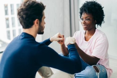 Karışık ırk yogası, ahşap zeminde poz..