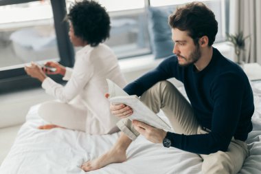 Yataktaki güzel, ırklar arası bir çift sadakatsizlik sorunlarıyla strese girdi.