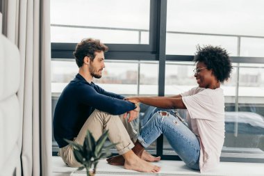 Romantik melez çift pencerenin kenarında durup geleceklerini düşünüyorlar..