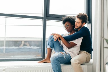 Romantik melez çift pencerenin kenarında durup geleceklerini düşünüyorlar..