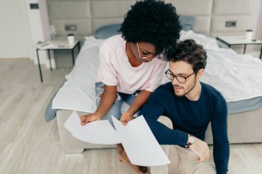 Mutfakta dijital tablet kullanırken mutlu çift faturaları kontrol ediyor