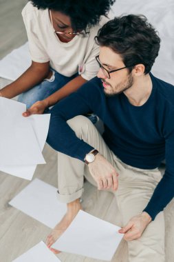 Mutfakta dijital tablet kullanırken mutlu çift faturaları kontrol ediyor