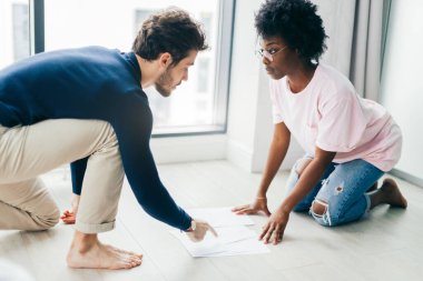 Mutfakta dijital tablet kullanırken mutlu çift faturaları kontrol ediyor