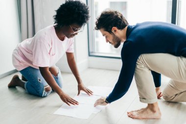 Mutfakta dijital tablet kullanırken mutlu çift faturaları kontrol ediyor