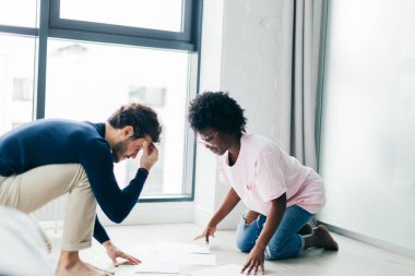 Mutfakta dijital tablet kullanırken mutlu çift faturaları kontrol ediyor