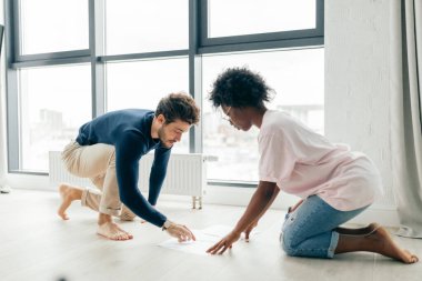 Mutfakta dijital tablet kullanırken mutlu çift faturaları kontrol ediyor