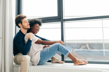 Romantik melez çift pencerenin kenarında durup geleceklerini düşünüyorlar..