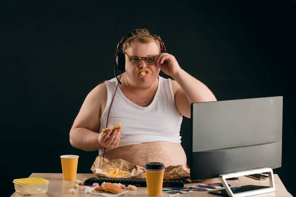 Adolescente Gordo Come Comida De Lixo E Joga Jogos De Computador Imagem de  Stock - Imagem de infância, rede: 196206977