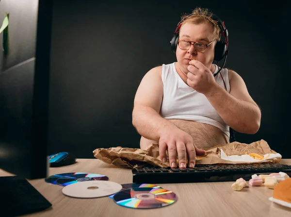 Tembel adam en sevdiği filmi izliyor.