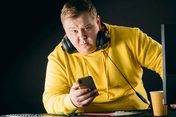 Homem gordo com pó no nariz fazendo um telefonema para um dilatador — Fotografia de Stock