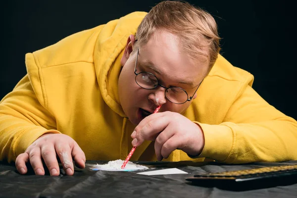 Homem gordo cheirando a droga — Fotografia de Stock