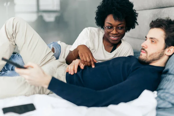 Jong mooi interraciaal paar in bed gestresst met ontrouw problemen — Stockfoto