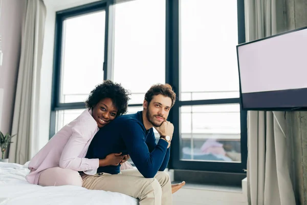 Interraciaal jong stel ontspannen en plezier hebben op bed. Afrikaanse vrouw — Stockfoto