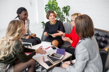 Medya sayfası için yeni konuları tartışan çok kültürlü kadın blogcular.