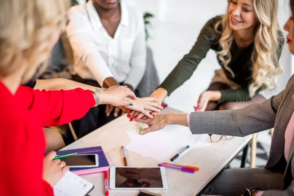 Mulheres de negócios multirraciais felizes celebram o sucesso ou expressam aprovação no escritório — Fotografia de Stock