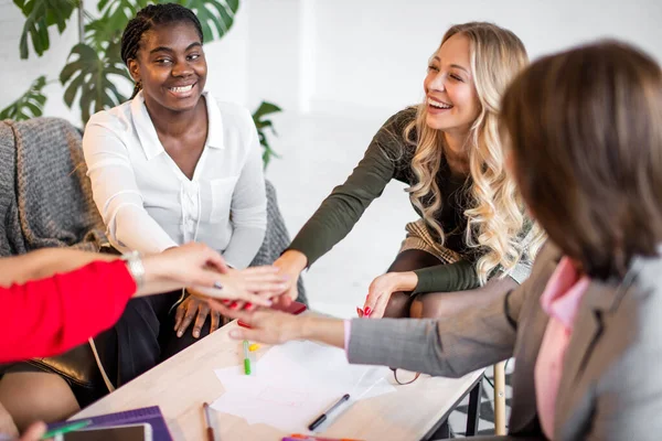 Heureux accord des gens d'affaires au bureau — Photo