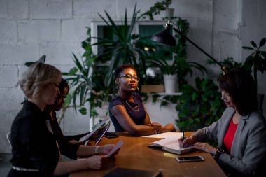 Afrikalı kadın yönetici, ofisteki kadınlara danışmanlık yapıyor.