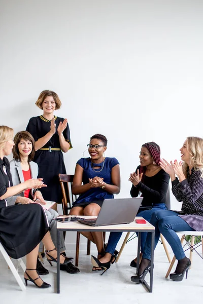 Pozitív nők megvitatják a szervezési tervet, miközben ül az asztalnál laptop — Stock Fotó