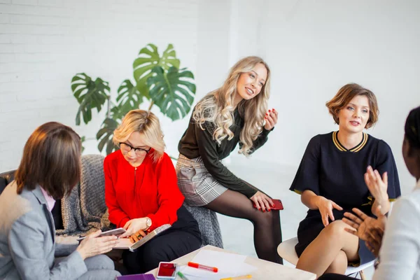 Grupo de Equipo Multiétnico Femenino trabajando en Office —  Fotos de Stock