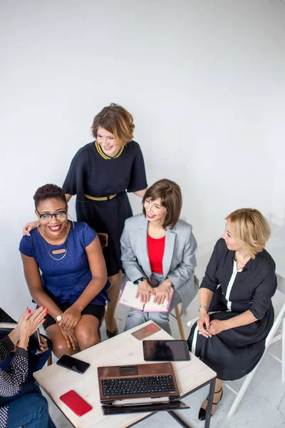 Grupo de Equipe Multiétnica Feminina que trabalha no Escritório — Fotografia de Stock