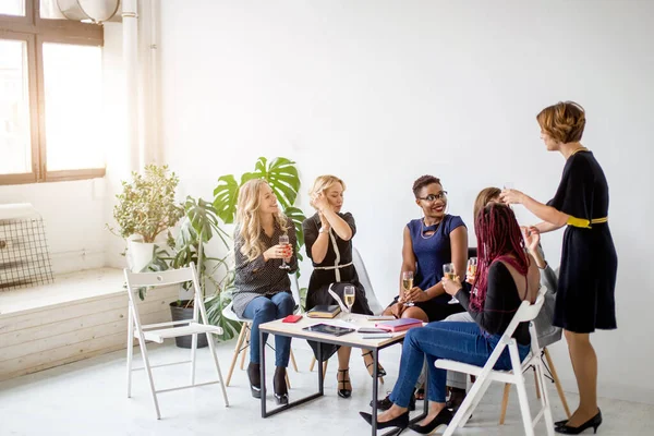 Retrato del equipo empresarial femenino en estudio moderno con copas de champán. — Foto de Stock