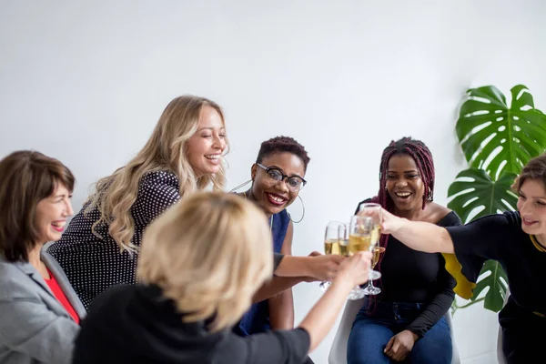Primer plano del grupo de empresarios brindando copas de champán en la oficina — Foto de Stock