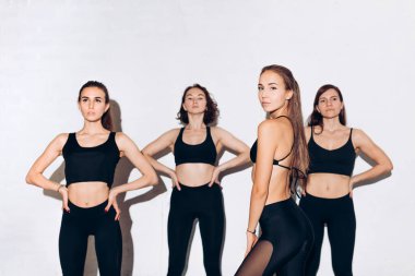 Göbek dansı. Fotoğrafı kapat. Genç ve muhteşem dansçılar prova yapıyor.