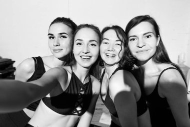 siyah beyaz fotoğraf. Selfie çeken bir grup şarkıcı.