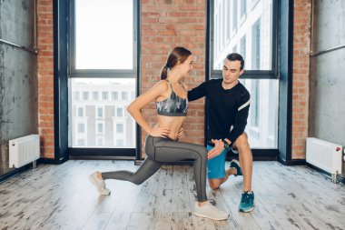 Genç, hırslı kadın bacaklarını açıyor.