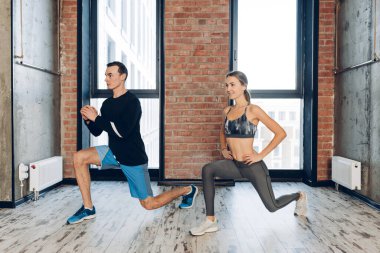 Bir çift yarışmadan önce bacaklarını esnetiyor.