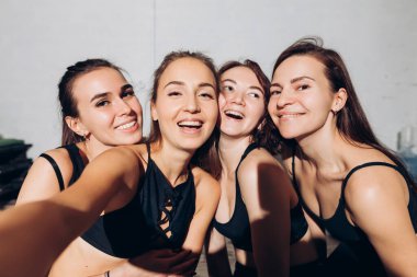 Kameraya poz veren bir grup pozitif şarkıcı.