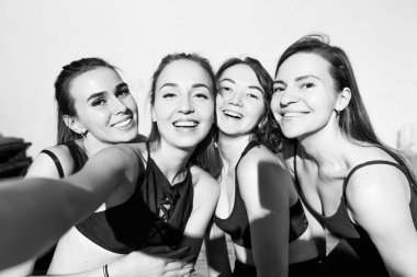 Dört neşeli dansçı stüdyoda eğleniyor.