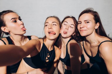 Spor stüdyosunda aptal numarası yapan komik sporcu kadınlar.