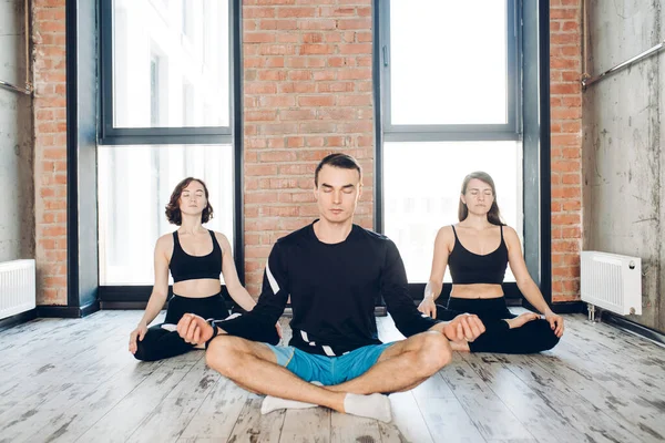 Çatı katında yoga yapan bir grup genç. — Stok fotoğraf