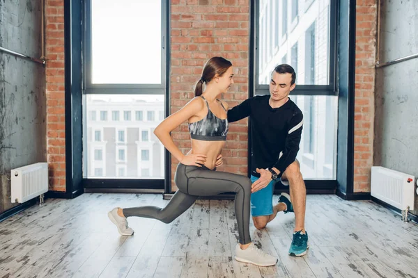 Genç, hırslı kadın bacaklarını açıyor.