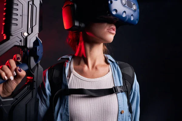 Gioco sparatutto VR femminile con pistola realtà virtuale e occhiali — Foto Stock