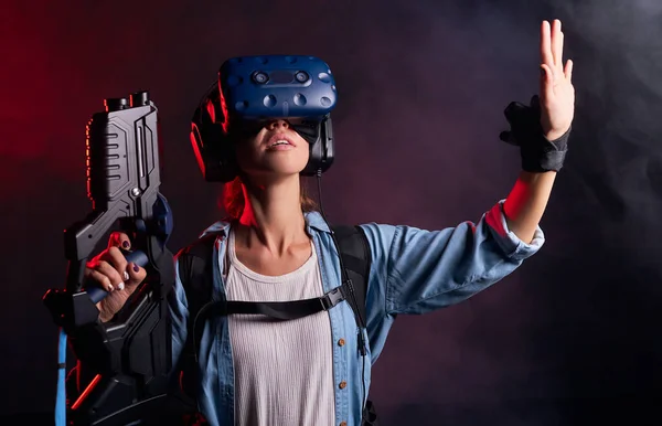 Молода геймерка з пристроями віртуальної реальності — стокове фото