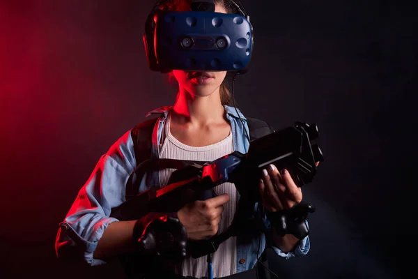 Ragazza giocare moderno gioco di realtà virtuale — Foto Stock